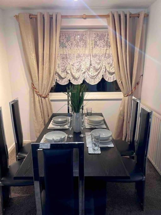 Princess 3 Bedroom House + Offstreet Parking +Wifi Leeds  Exterior foto